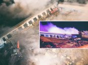 Несколько первых вагонов пассажирского поезда превратились в сплошной металлолом