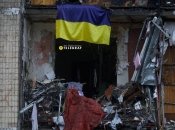 Украинский флаг на одной из истерзанных квартир