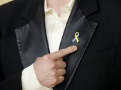 Сине-желтая лента на пиджаке польского актера