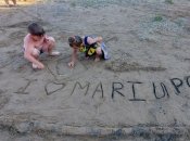 Спасенные из Мариуполя дети играются на пляже в Греции