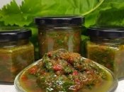 Такую заправку из листьев хрена и помидор приготовить легко