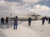 Самолет Bombardier лежит в аэропорту Торонто
