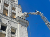 На здании горсовета Харькова закрыли запрещенный герб СССР