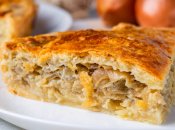 Необычный и вкусный пирог с луком идеален для перекуса или встречи друзей в выходные