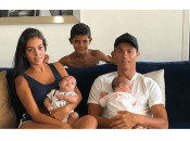 Снова папа: Криштиану Роналду поделился фото новорожденной дочки