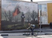 Рисунок бабушки с флагом в российском Белгороде