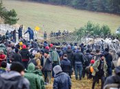 Беларусь атакует Польшу мигрантами: Варшава отправила военных (видео)