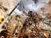 Последствия попадания российской ракеты в многоэтажку в Днепре