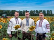 Українські чоловіки в полі