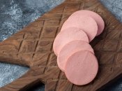 Вареную колбасу любят и взрослые, и дети