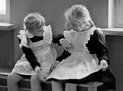 Вся история в одном видео: как менялись прически школьниц с 1950 года до наших дней