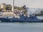 Сейчас корабль горит посреди моря