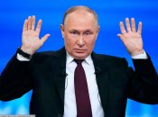 Владимир Путин во время общения с журналистами