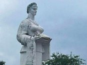 "Бо схожа на Юлю": на Львівщині селяни не дозволяли зносити пам'ятник колгоспниці