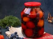 Мариновані помідори з виноградом