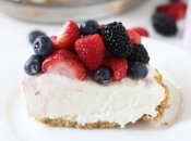 Ягодный пирог без выпечки с белым шоколадом и сливками