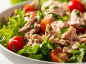 Сытный и полезный салат с тунцом