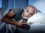 Никогда не заряжайте телефон в кровати: пожарные назвали три причины, почему так нельзя делать