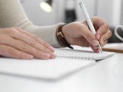 Некоторые люди лучше пишут именно левой рукой