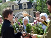 Верующие освящают букеты на праздник Троицы
