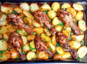 Курячі гомілки з ароматною картоплею та овочами