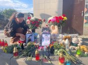 На место убийства подростков приносят цветы и игрушки