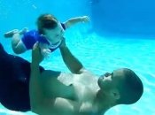 ВИДЕОпозитив: 7-месячный ребенок плавает под водой