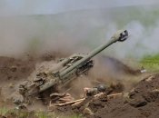 Бійці ЗСУ ведуть вогонь з гаубиці M777
