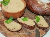Такой печеночный паштет имеет нежную и мягкую консистенцию
