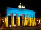 Бранденбургские ворота в Германии на днях подсветили в цвета Украины