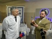 Александр Глусь (справа) показывает водку своему российскому "соратнику"