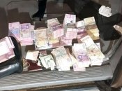 Под Киевом банда отобрала у мужчины сумку с миллионами: преступление попало на видео