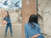 Дівчина непристойно станцювала біля меморіалу
