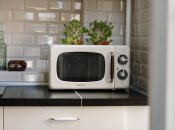 Какие простые средства помогут отмыть микроволновку