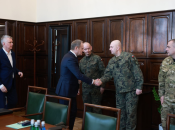 Польский премьер Дональд Туск на встрече с командованием министерства обороны и руководителями служб