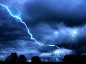 У Житомирі блискавка ледь не вбила двох підлітків: дівчинка у тяжкому стані