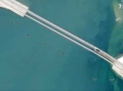 Баржи выстроены вдоль Крымского моста