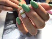 Зеленый маникюр на весну 2023 года.