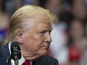 Буквально несколько дней назад Дональд Трамп еще ходил с повязкой на ухе