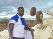 Спортсмен біля перевернутого літака