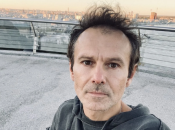 Святослав Вакарчук выступил на пешеходно мосту в Киеве