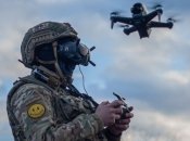Український боєць керує FPV-дроном