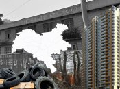 На арендованном под строительство участке складировали шины. Фото Колаж "Телеграфа"