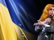 Юмористка на желто-голубом фоне рассказала о детстве