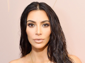 Ким Кардашьян в образе принцессы Жасмин позвонила дочери: ВИДЕО