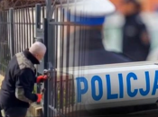 Польська влада ламає двері до школи при посольстві рф