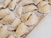 Сытные и вкусные домашние вареники сделают уютной любую трапезу.