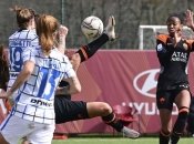 Супергол футболистки заставил судью ахнуть (видео)