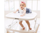 Опасно и бесполезно: педиатры призывают отказаться от детских ходунков