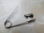 Приметы, связанные с булавкой